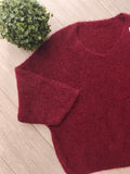 Pull col V manches 3/4 colorie bordeaux. Photo a plat. 