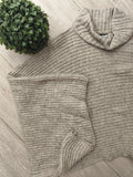 Pull poncho en maille lurex. colorie beige . photo a plat. 