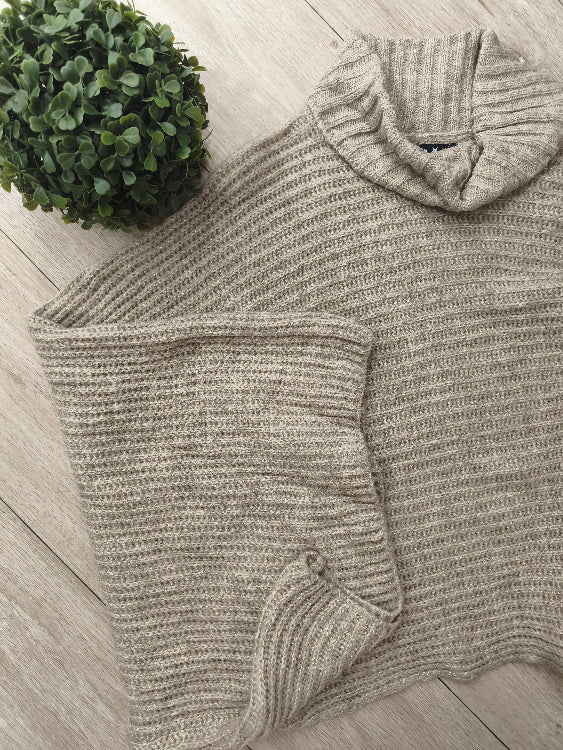 Pull poncho en maille lurex. colorie beige . photo a plat. 