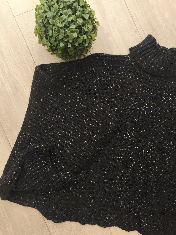 Pull poncho en maille lurex. colorie noir . photo a plat. 