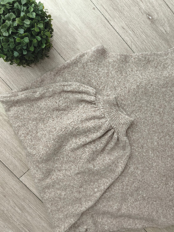 Pull over size manches ballon colorie beige. 