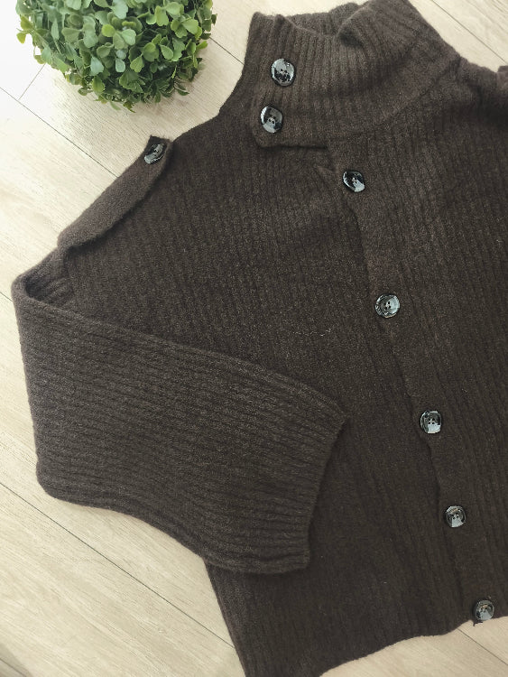 Gilet veste en maille colorie noir. photo a plat