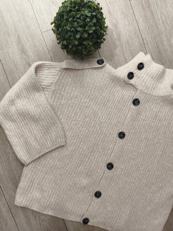 Gilet veste en maille colorie écrue. photo a plat