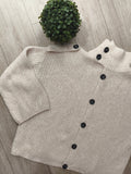 Gilet veste en maille colorie écrue. photo a plat
