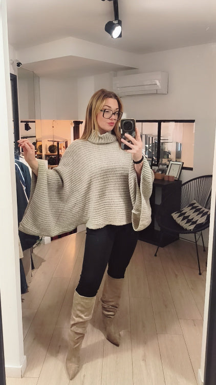 Pull poncho en maille lurex. colorie beige . photo porté. 