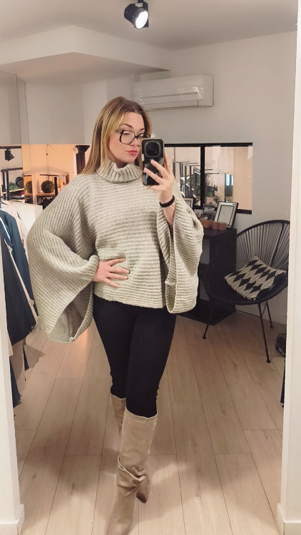Pull poncho en maille lurex. colorie beige . photo porté. 