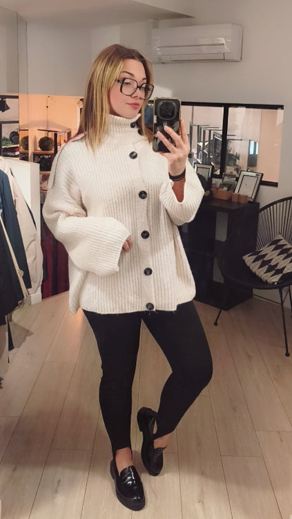 Gilet veste en maille colorie écrue. photo porté