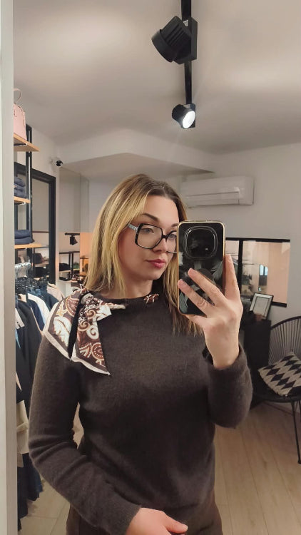 Pull col foulard colorie marron photo porté.