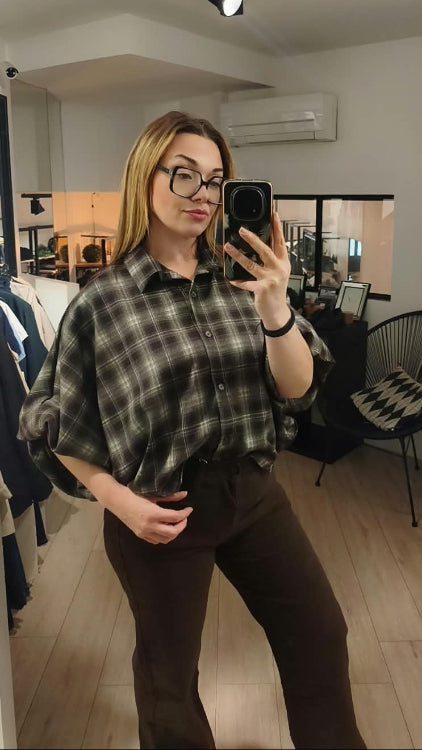 Chemise a carreaux a manches ballon porté avec un jean marron. 