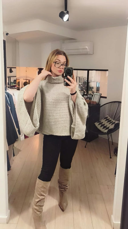 Pull poncho en maille lurex. colorie beige . photo porté. 