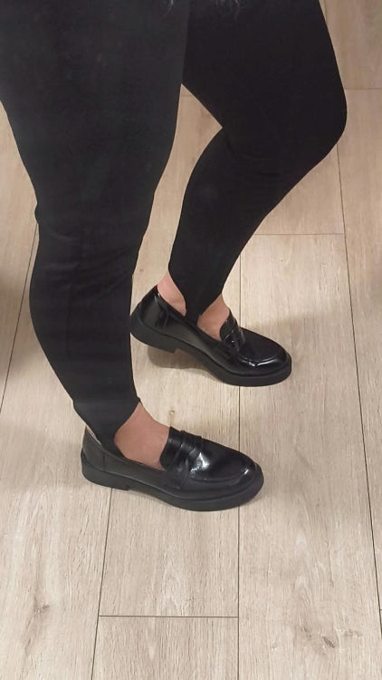 Fuseau noir. porté avec des mocassins noir