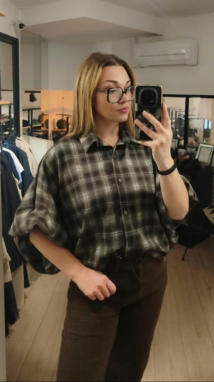 Chemise a carreaux a manches ballon porté avec un jean marron. 