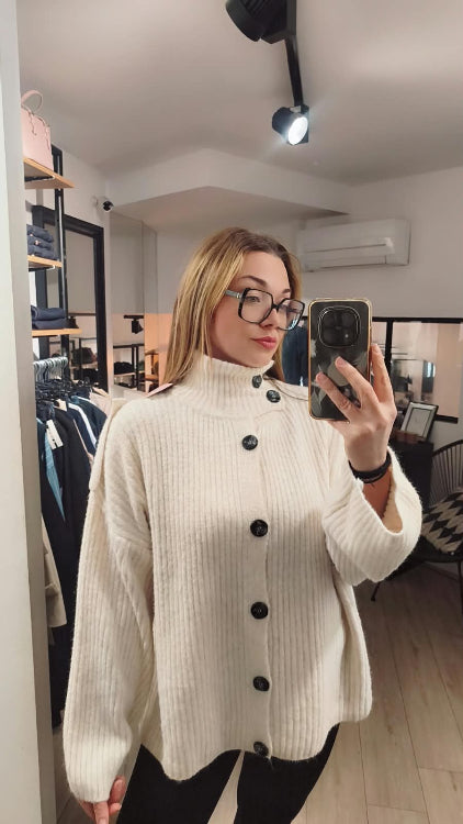 Gilet veste en maille colorie écrue. photo porté