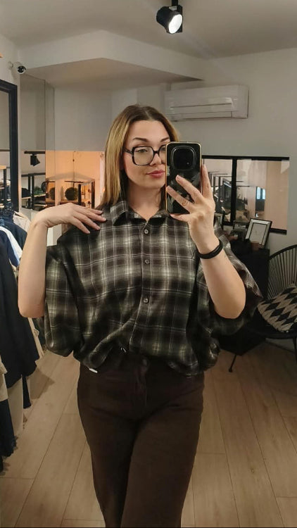 Chemise a carreaux a manches ballon porté avec un jean marron. 