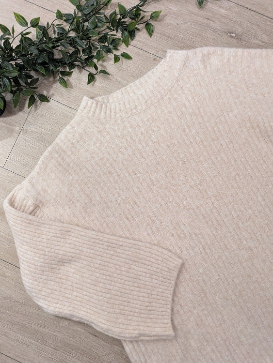 Pull tunique col rond colorie beige. photo a plat.