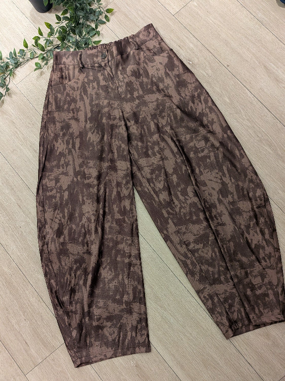 Pantalon barrel imprimé militaire marron. photo a plat