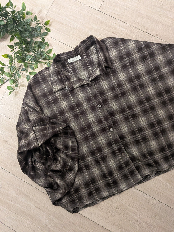 Chemise a carreaux a manches ballon. photo a plat