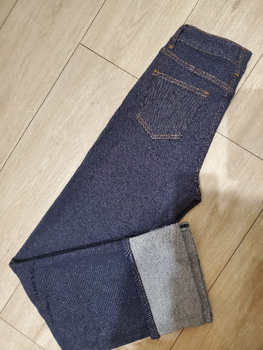 Jean brut a revers. coute taille haute droit large. photo a plat