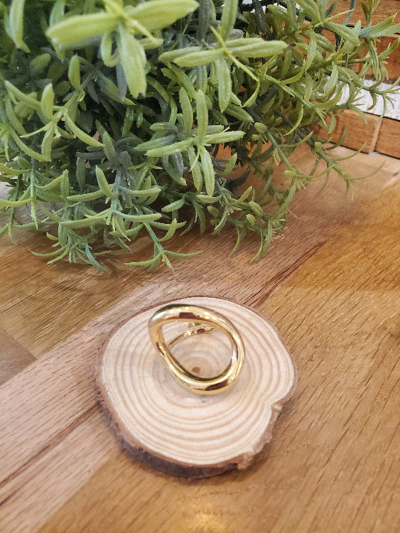 Bague ovale asymétrique. colorie or 