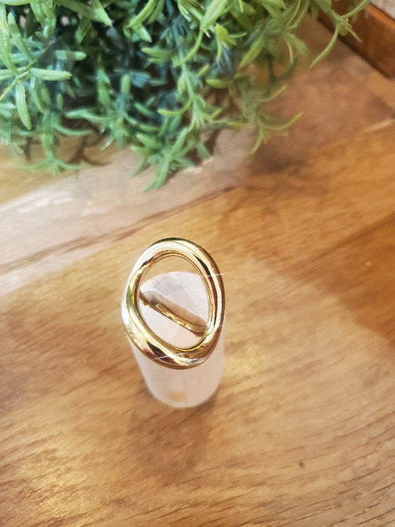 Bague ovale asymétrique. colorie or 