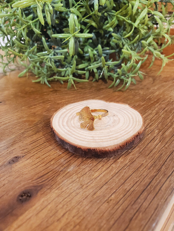 Bague feuille de ginkgo . colorie Or