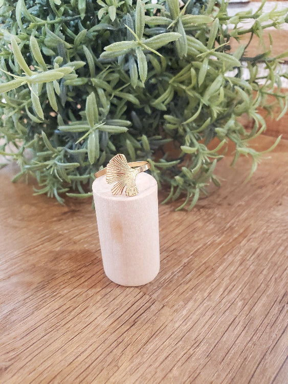 Bague feuille de ginkgo . colorie Or