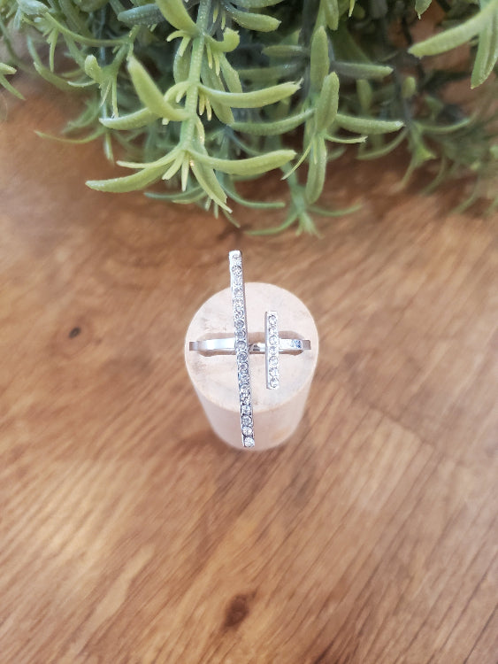 bague barre strassé asymétrique. colorie argent