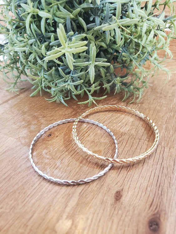 Bracelet jonc torsade . photo a plat colorie or et argent.