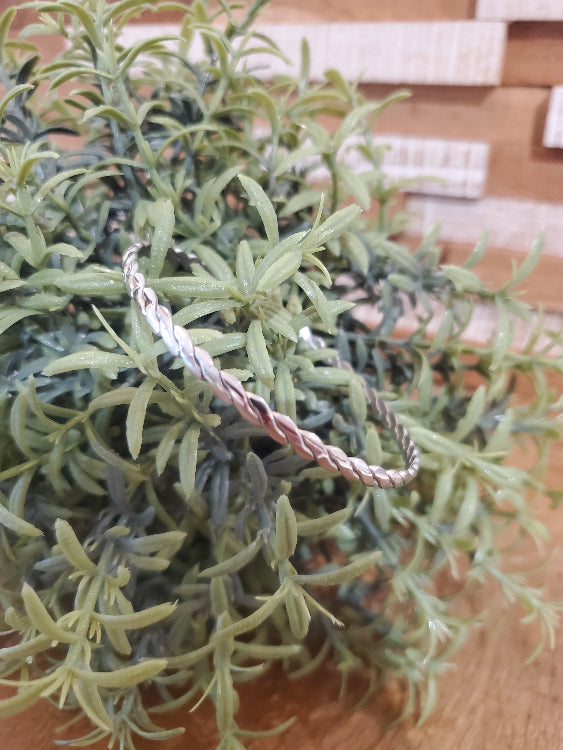 Bracelet jonc torsade . photo a plat colorie argent.