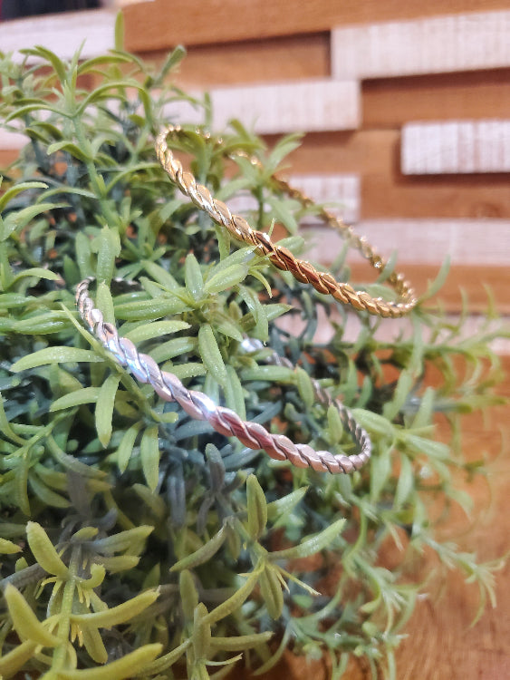 Bracelet jonc torsade . photo d'ambiance colorie or et argent.