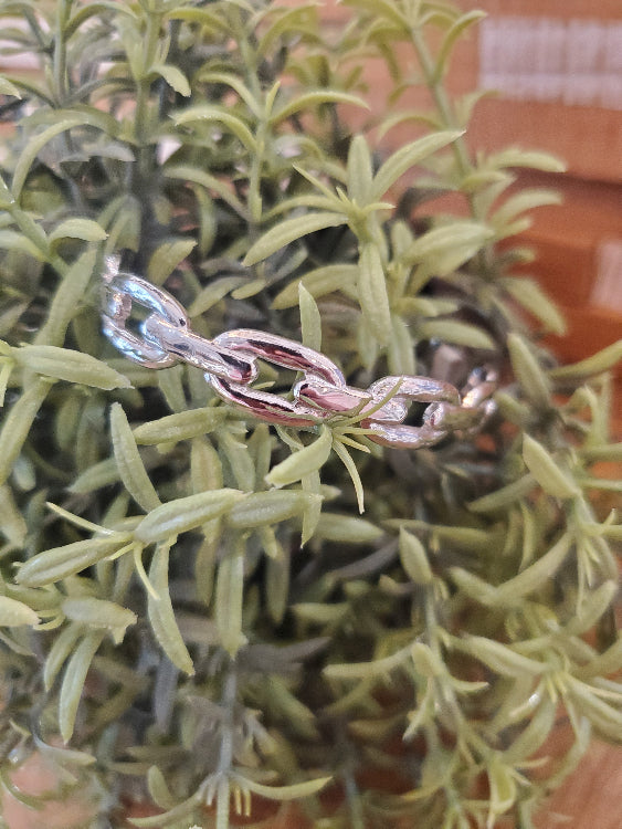 Bracelet jonc motif gourmette martelé . photo ambiance. colorie argenté. 