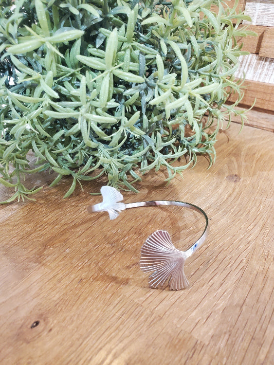 Bracelet jonc feuille de ginkgo. colorie Argent photo a plat.