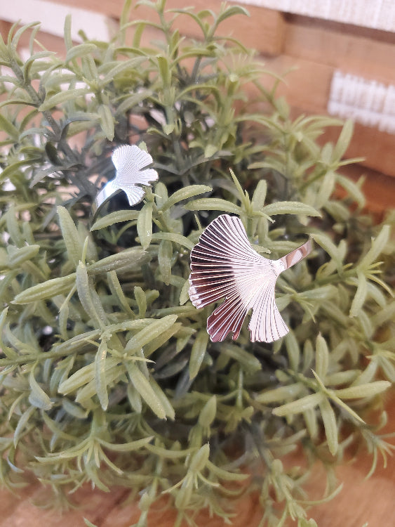 Bracelet jonc feuille de ginkgo. colorie Argent. photo d'ambiance.