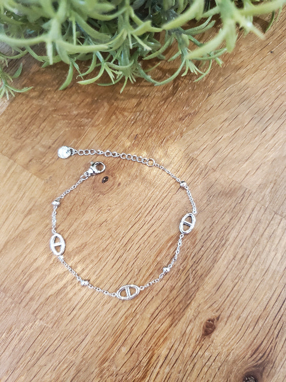 Bracelet KFE chaine fine colorie argent. photo a plat.