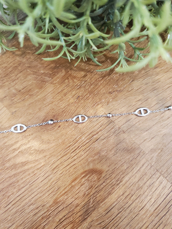 Bracelet KFE chaine fine colorie argent. photo a plat.