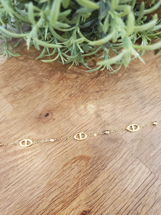 Bracelet KFE chaine fine colorie or. photo a plat.