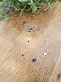Bracelet en chaine fine avec étoile et trèfle incrusté. colorie Argent photo a plat.