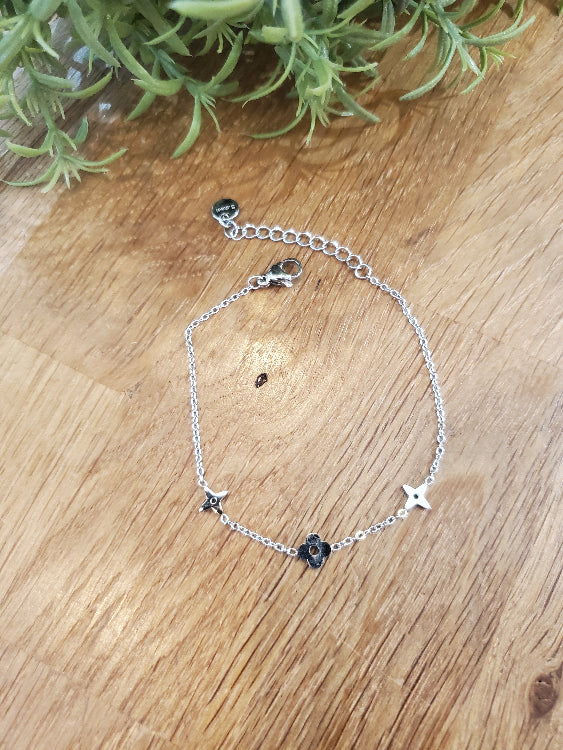 Bracelet en chaine fine avec étoile et trèfle incrusté. colorie Argent photo a plat.