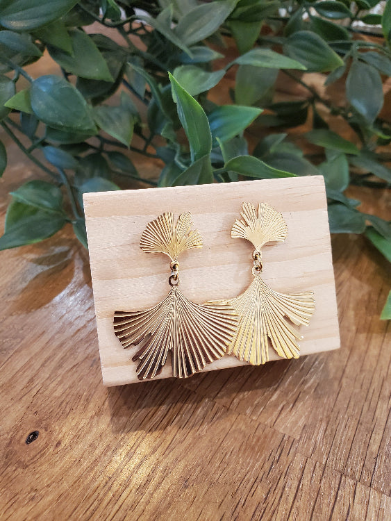 Boucles d'oreille pendante feuille de Ginkgo. colorie or. 