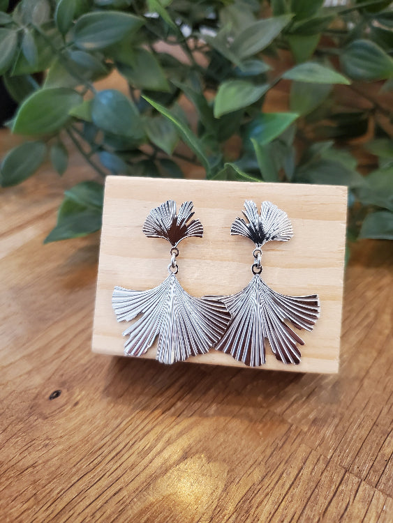 Boucles d'oreille pendante feuille de Ginkgo. colorie argent. 