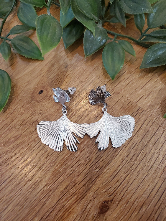 Boucles d'oreille pendante feuille de Ginkgo. colorie argent. 