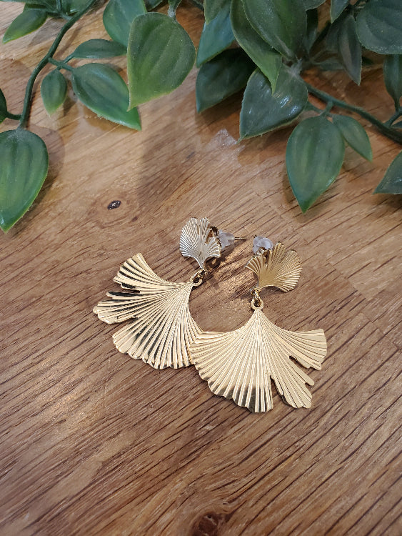 Boucles d'oreille pendante feuille de Ginkgo. colorie or. 