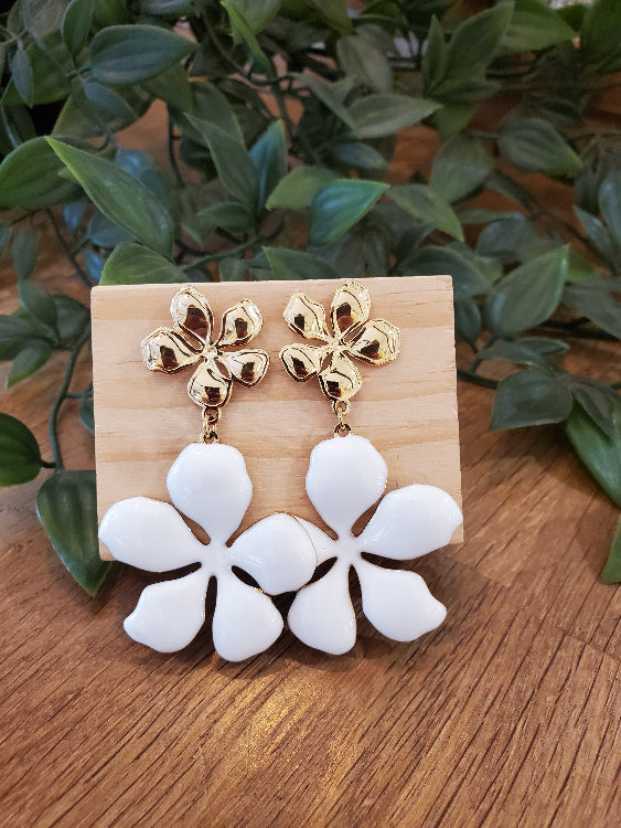 Boucle d'oreille fleure laqué blanche 