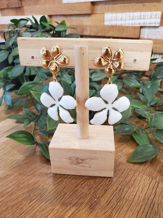 Boucle d'oreille fleure laqué blanche 