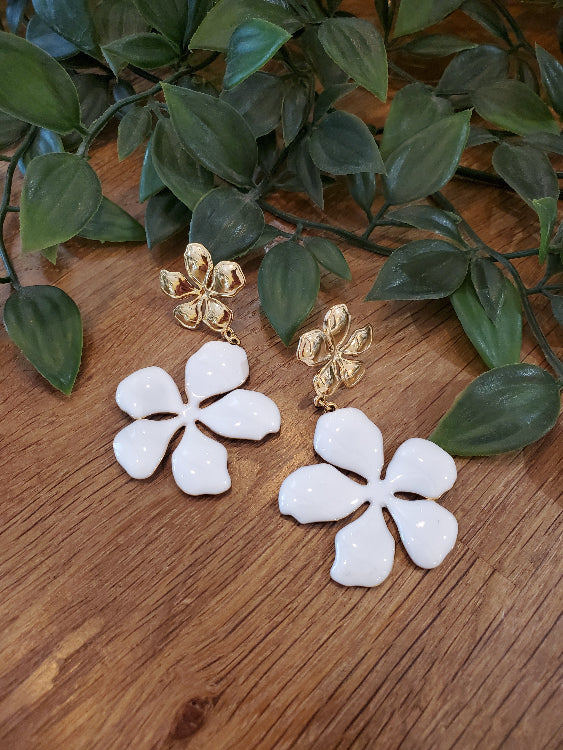 Boucle d'oreille fleure laqué blanche 