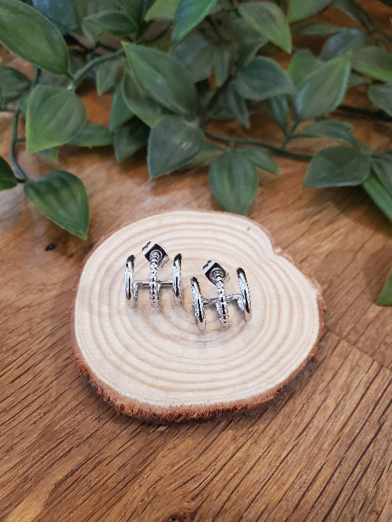 Boucles d'oreille trompe l'œil effet 3 créoles. colorie Argent