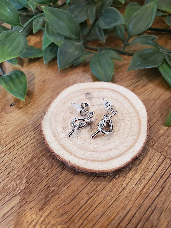 Boucle d'oreille pendante nœud métallisé. Colorie argent