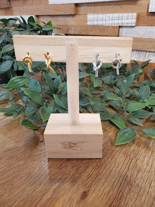 Boucle d'oreille pendante nœud métallisé. Colorie argent et or