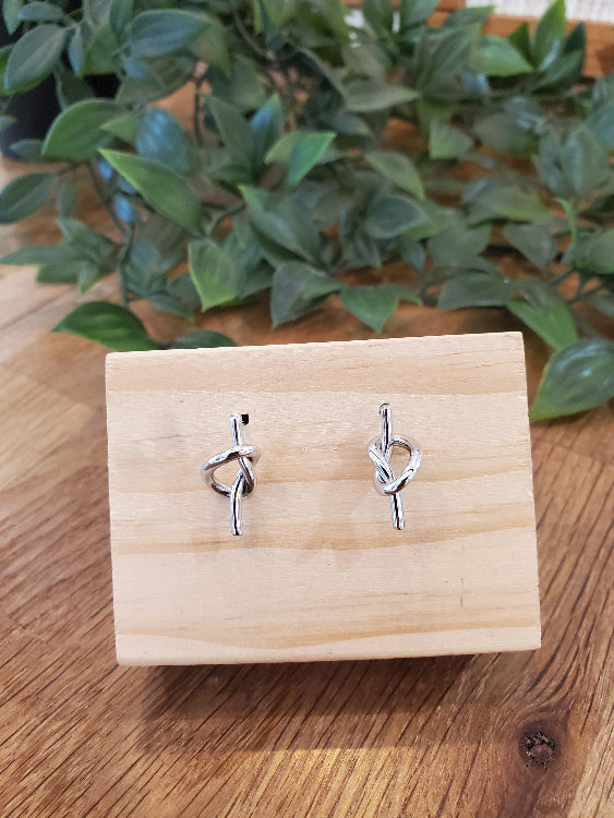 Boucle d'oreille pendante nœud métallisé. Colorie argent 