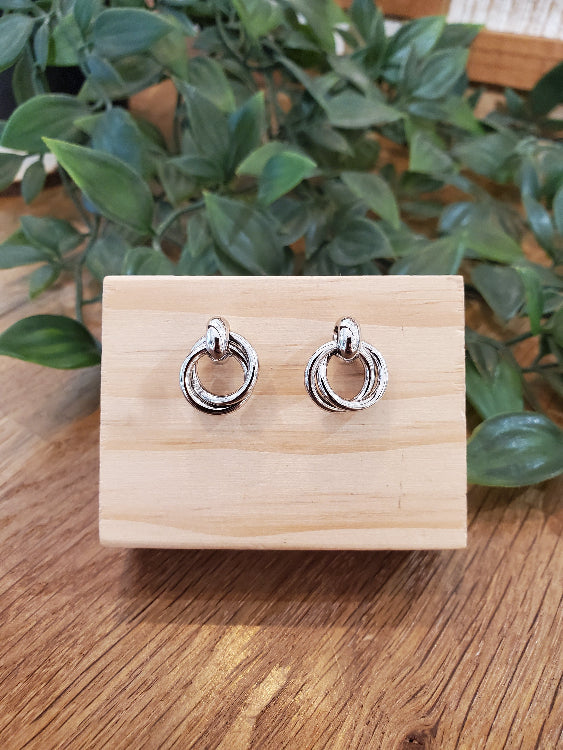 Boucle d'oreille anneaux entrelacés coloris argent.